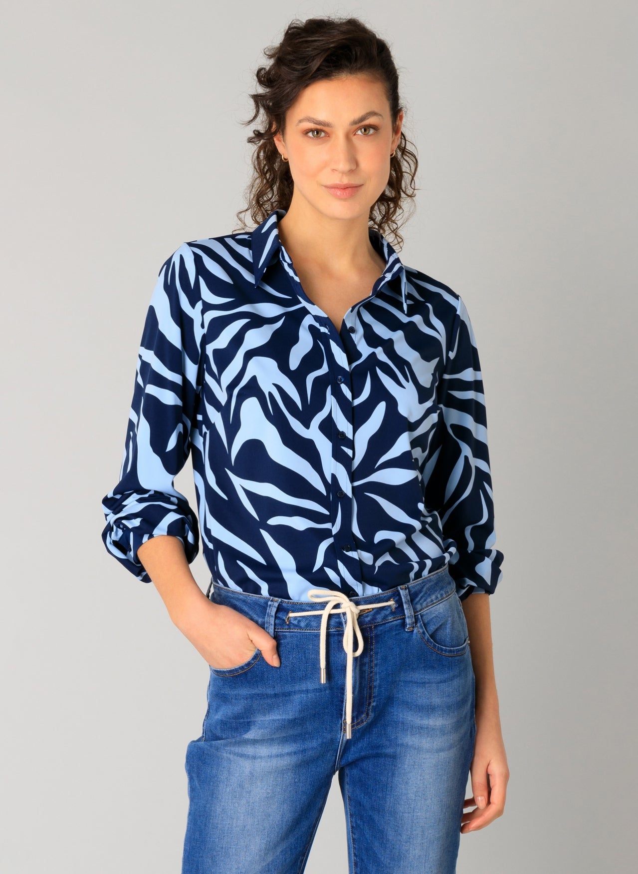 Yest Olimpia blue and navy wave pattern blouse