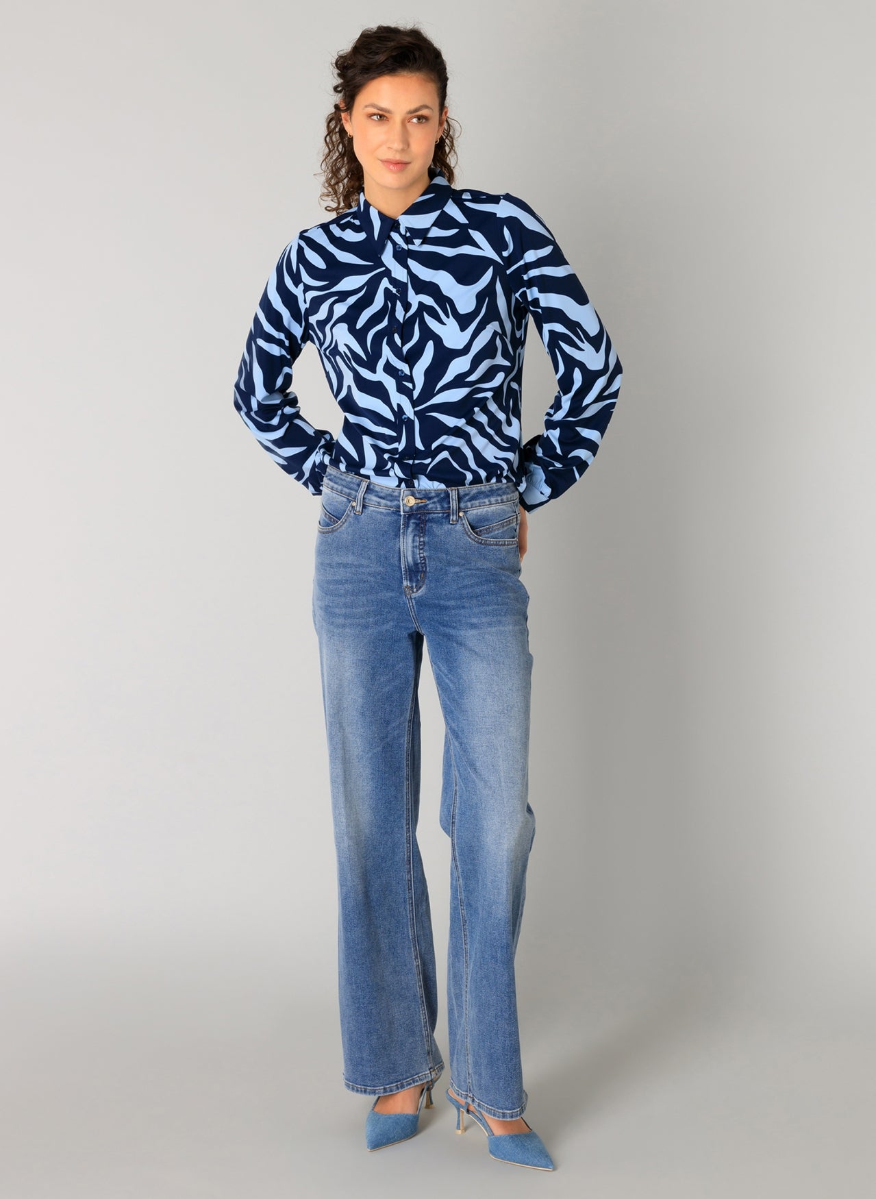 Yest Olimpia blue and navy wave pattern blouse