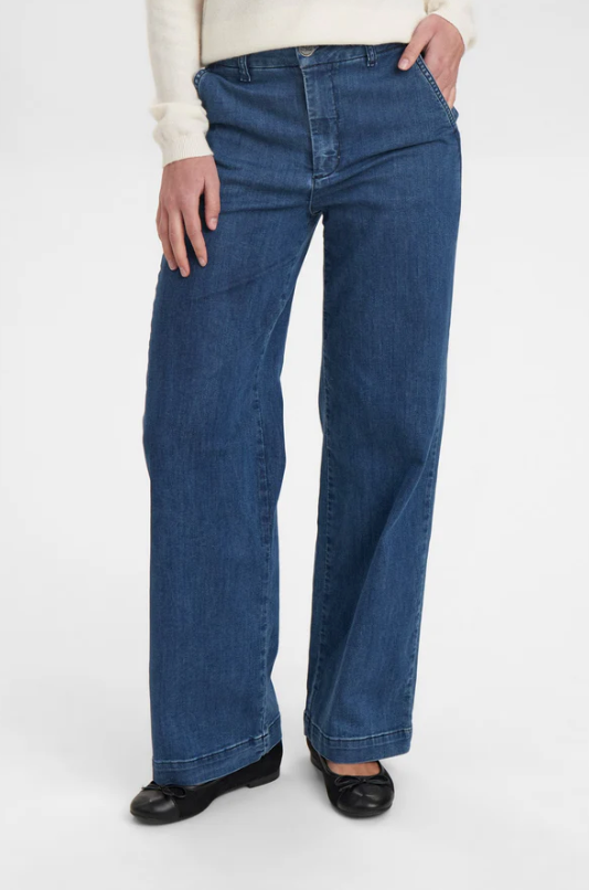 Numph Nuamber shorter length jeans in medium blue denim